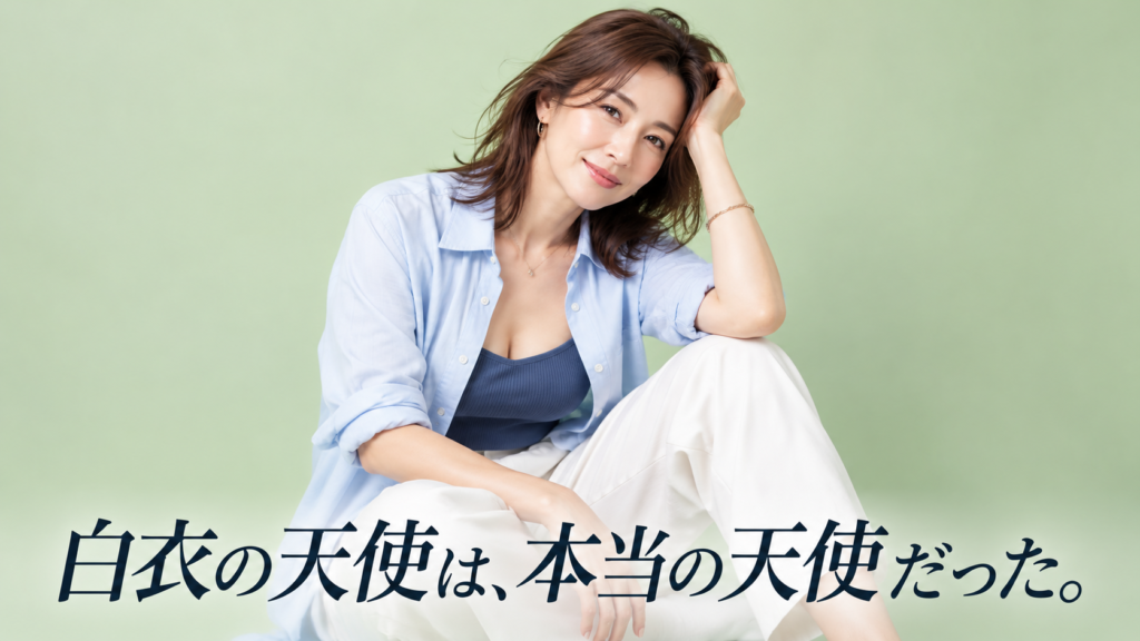 手を額のところへ置いて微笑む女性