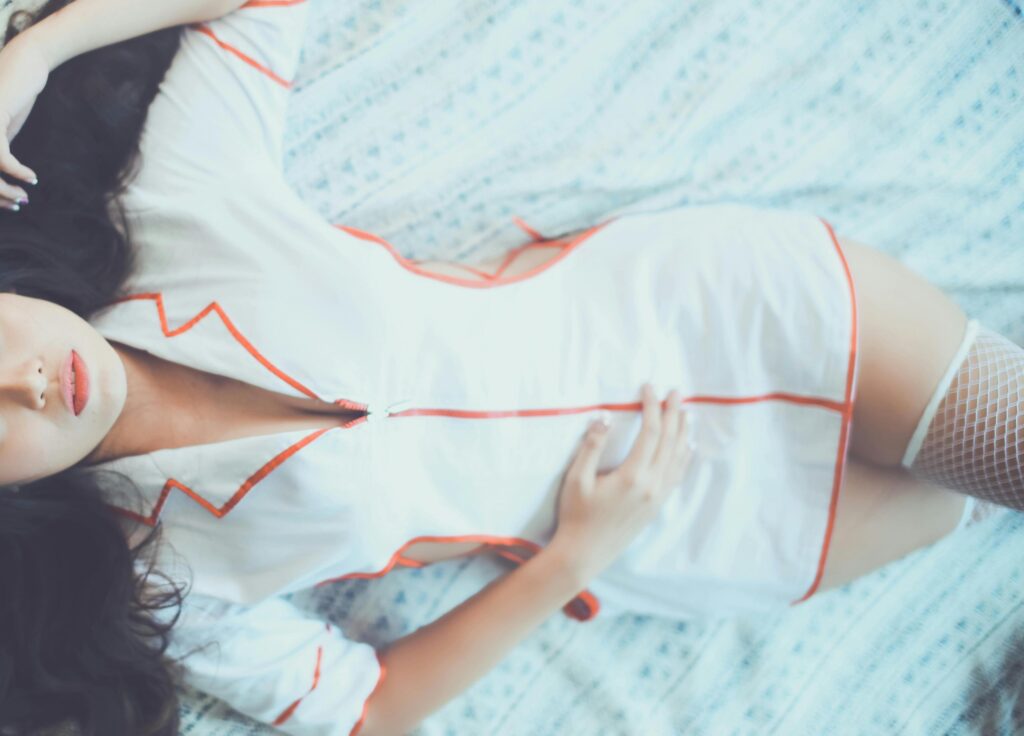 ベッドに横たわった看護師の女性