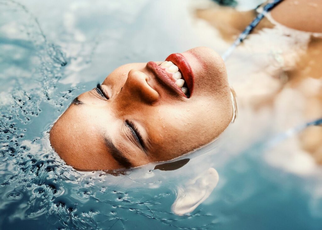 水に浮かんだ笑顔の女性