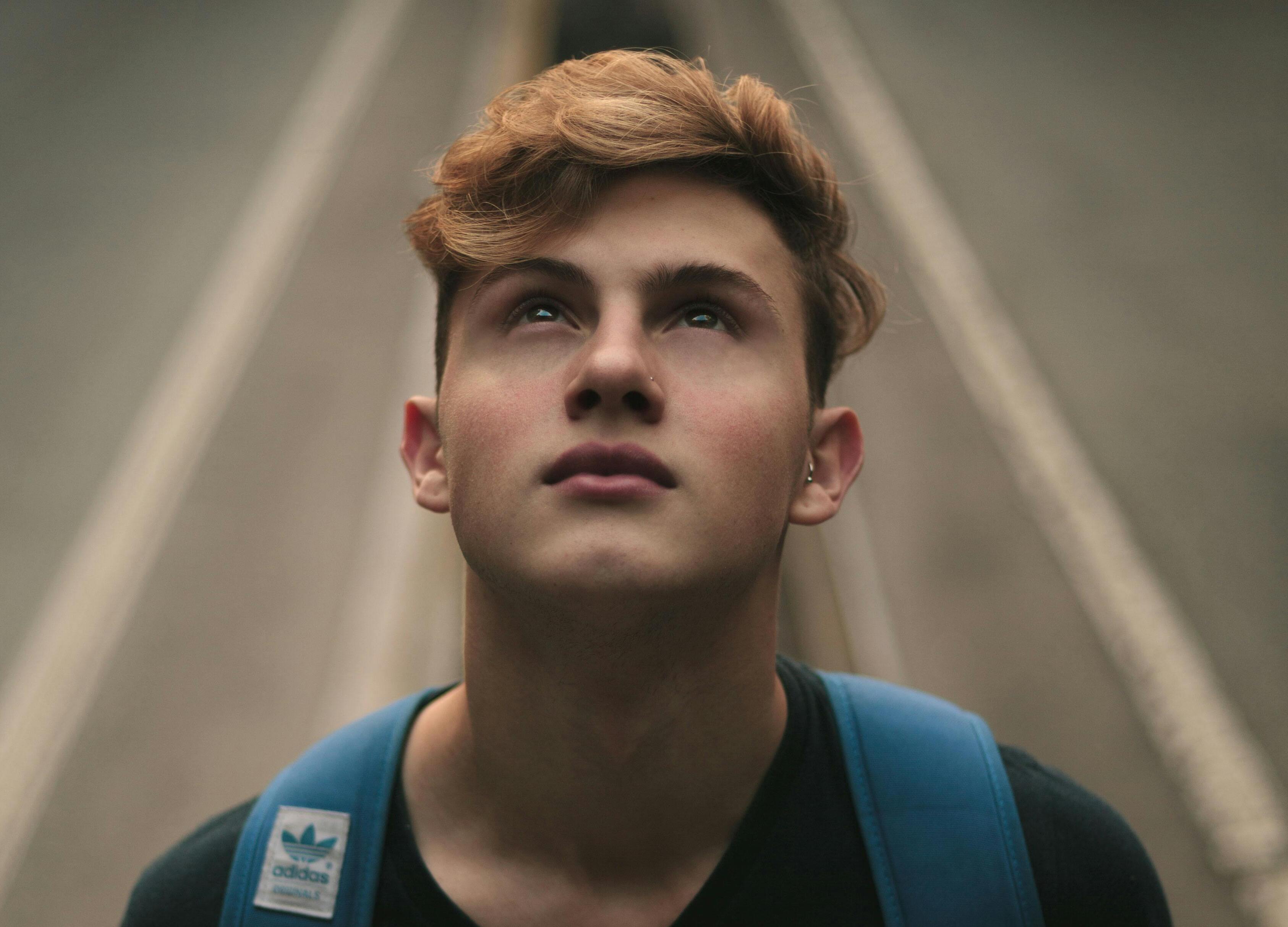 空を見上げる青年