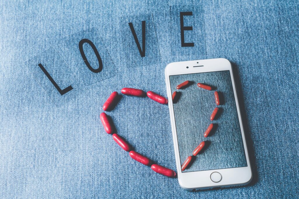 LOVEという字の下にスマホ