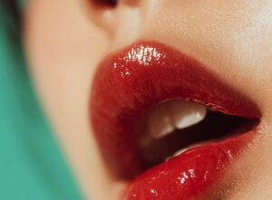 女性の赤い唇のアップ