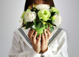 花束を持った少女