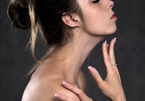 顎に指を当てた女性の横顔