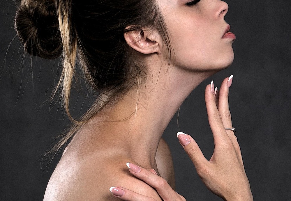 顎に指を当てた女性の横顔