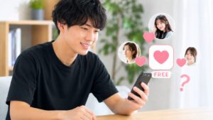 スマホを笑顔でのぞき込む男性